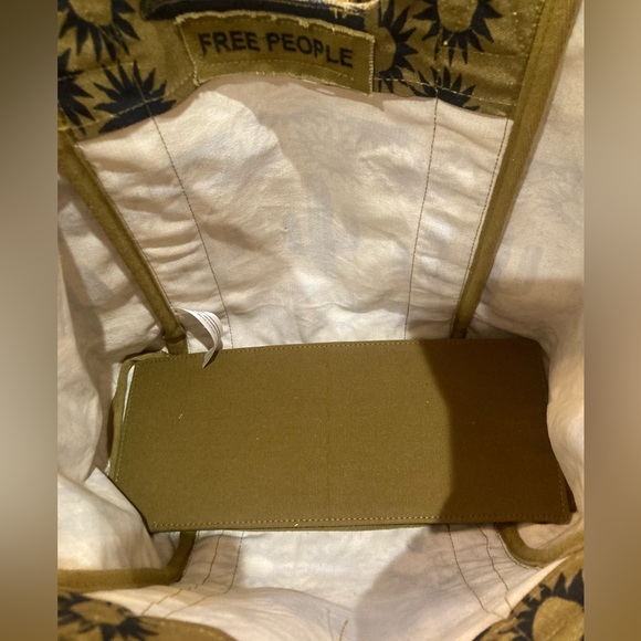 FREE PEOPLE Printed Caravan Tote Bag in Cactus - Picture 7 of 8